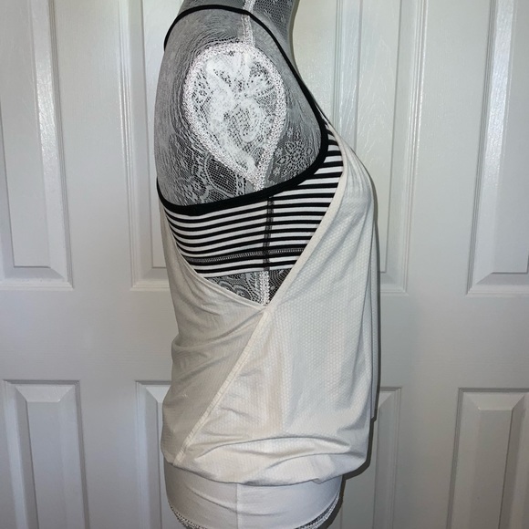 Lululemon workout top with built in bra size 4 - Picture 3 of 5